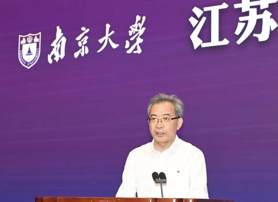善行天下 书写大爱——言恭达百万助学金暨《抱云堂文丛》捐赠仪式在南京大学举行