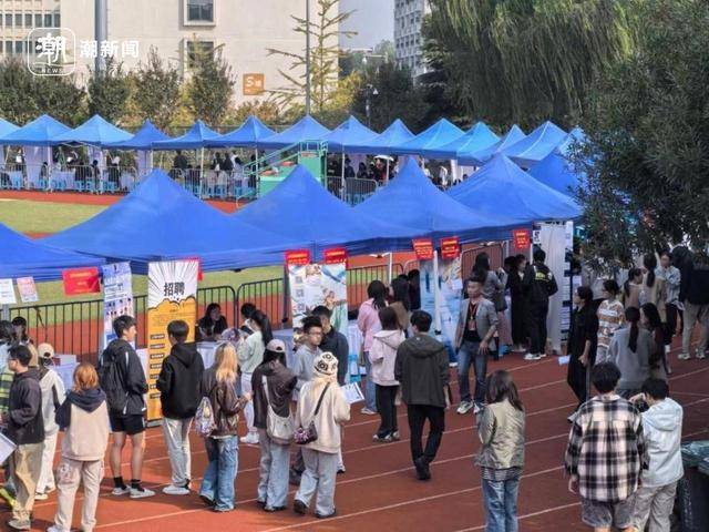 四个月赶了15场招聘会，发了100多份简历，秋招就是应届生的“战场”