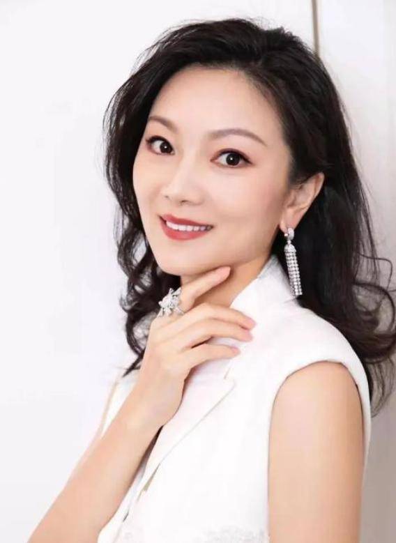 陈婷现实长什么样？路人镜头才是“照妖镜”，突然理解张艺谋了