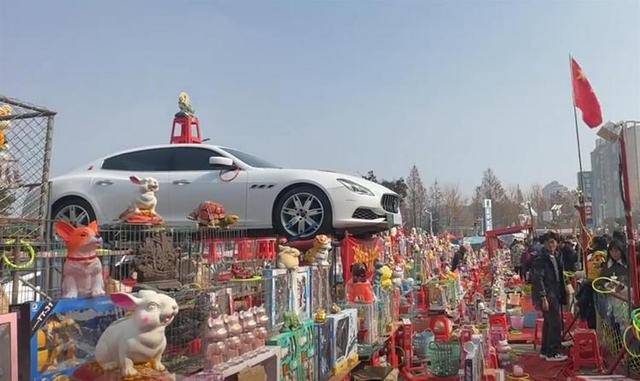 街头套圈奖品竟是豪车玛莎拉蒂，老板：很多人来尝试，套中摆件就可开走