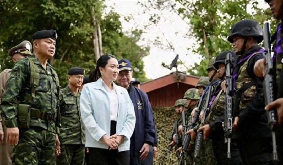 总理府已被围，泰陆军司令出山，洪森预测，美女总理三月内必下台