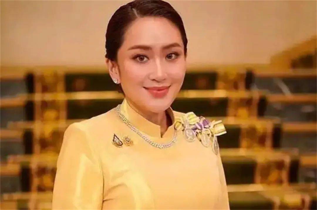 总理府已被围，泰陆军司令出山，洪森预测，美女总理三月内必下台